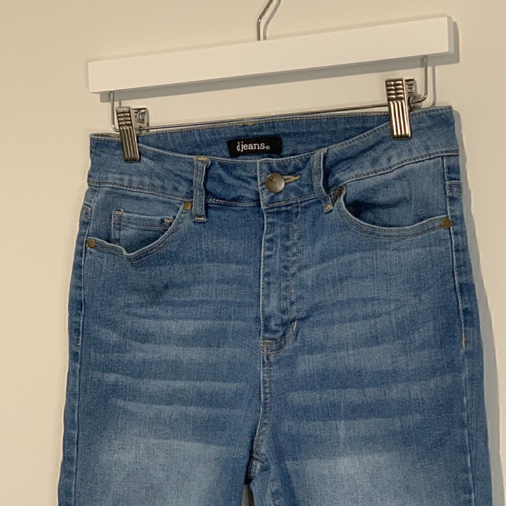 𝅺nwot TUMMY CONTROL CAPRI JEANS  | DENIM WASH | MID RISE